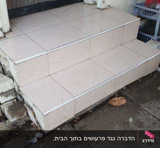 מדרגות מרוצפות עם עלים יבשים ולכלוך על הרצפה